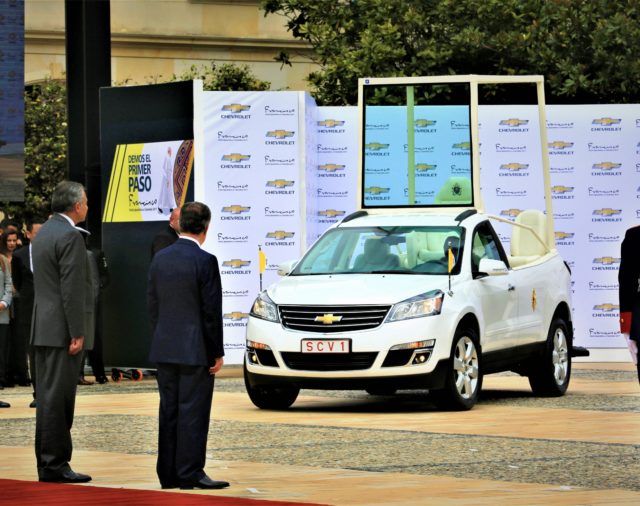 Chevrolet realizó la entrega oficial de los papamóviles para el viaje apostólico de Francisco a Colombia